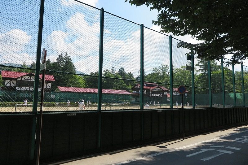 軽井沢会テニスコート。