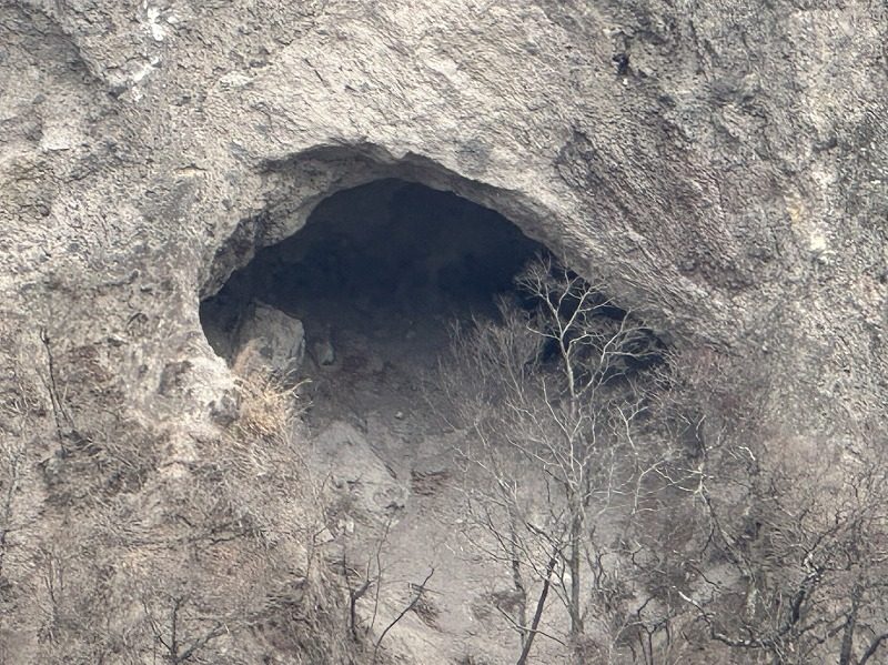 山に洞窟