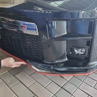車に赤いライン