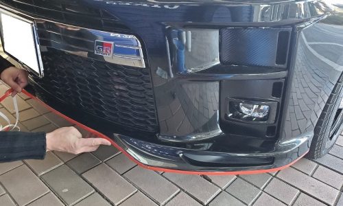 車に赤いライン