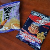 「ベビースターの大阪たこ焼き味」と「堅あげポテトの串かつソース味」