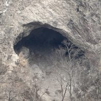 山に洞窟
