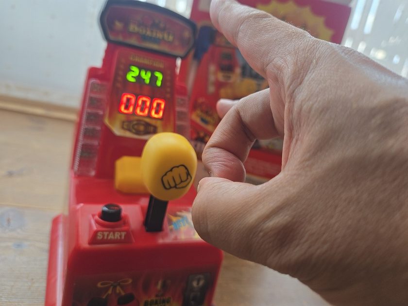 デコピンマシン