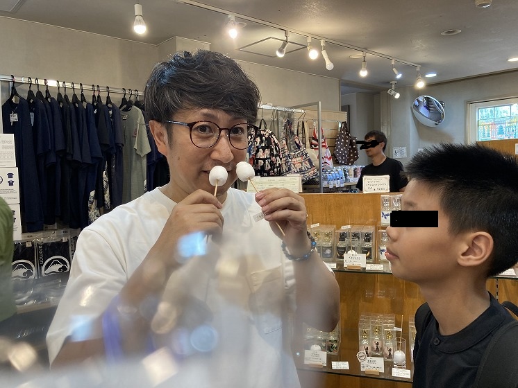 両方の鼻で同時に香りを嗅ぐ