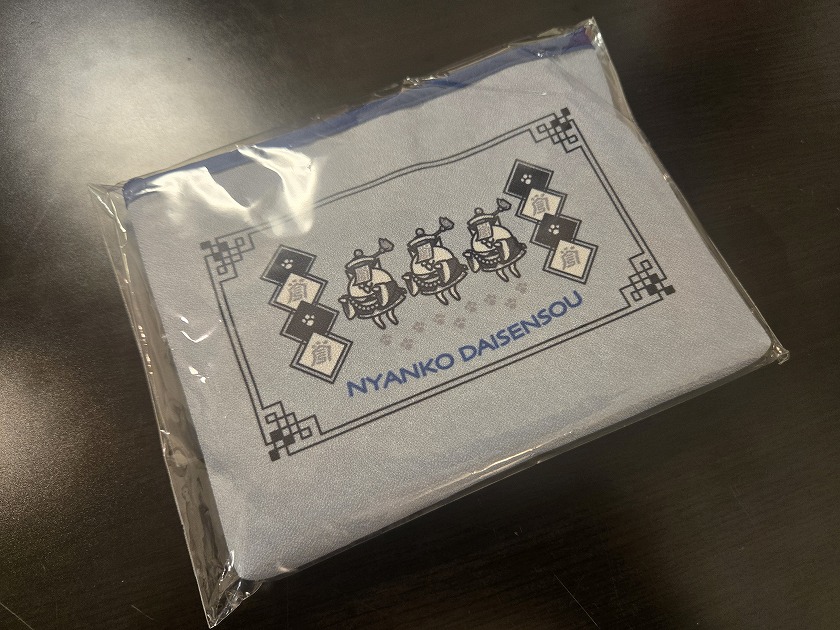 キョンシーの姿をしたにゃんこの小物入れ