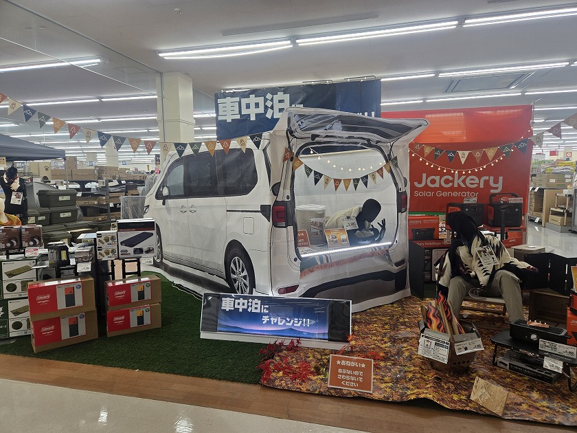 2階フロアに堂々と鎮座する、車中泊仕様のミニバン