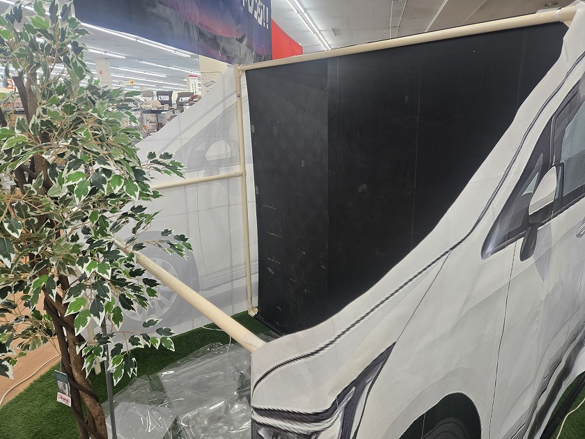 裏側から見た様子。パイプの骨組みと紙でできている