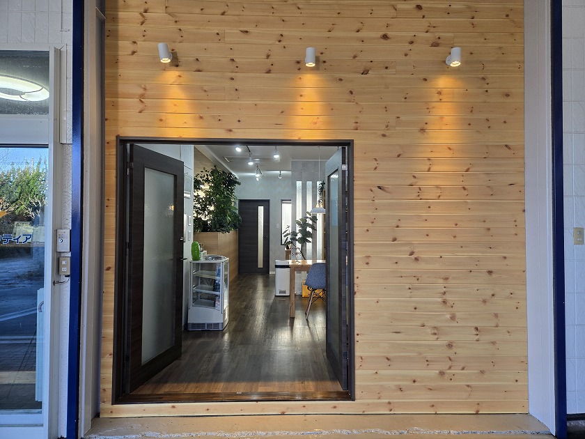 目調の壁とダウンライトがお洒落なカフェ風の空間