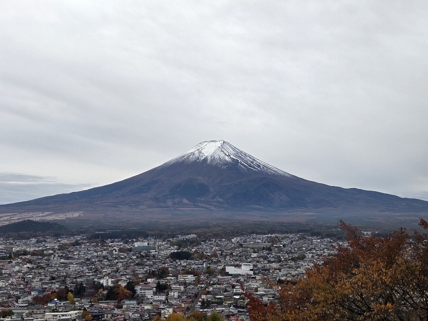 富士山の裾野に広がる富士吉田市の街並み