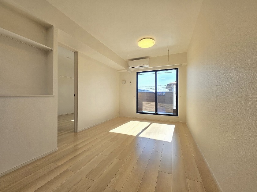 家具などが何も置かれていない、一般的な物件写真