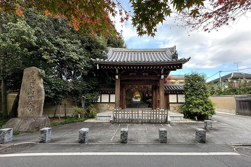 高円寺の門と石碑の全体像