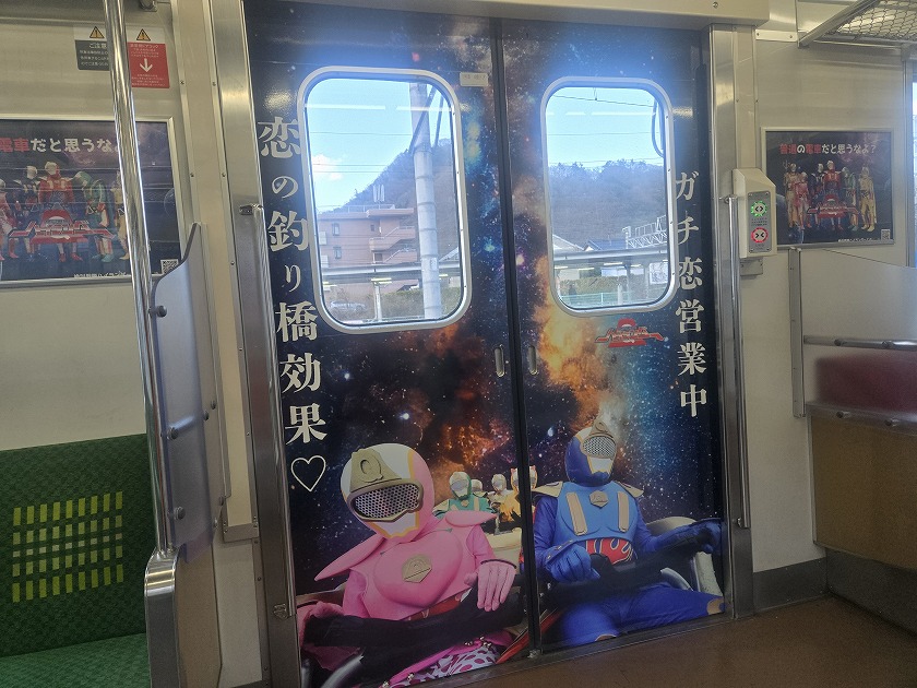 ピンクとブルーのキャラクターが描かれたドア