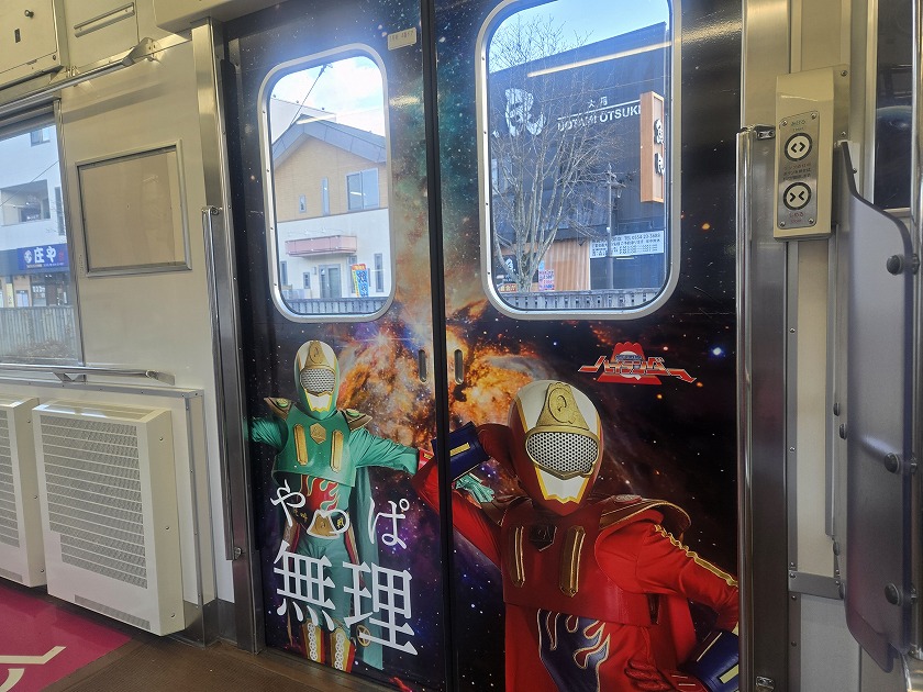 レッドとグリーンのキャラクターが描かれたドア