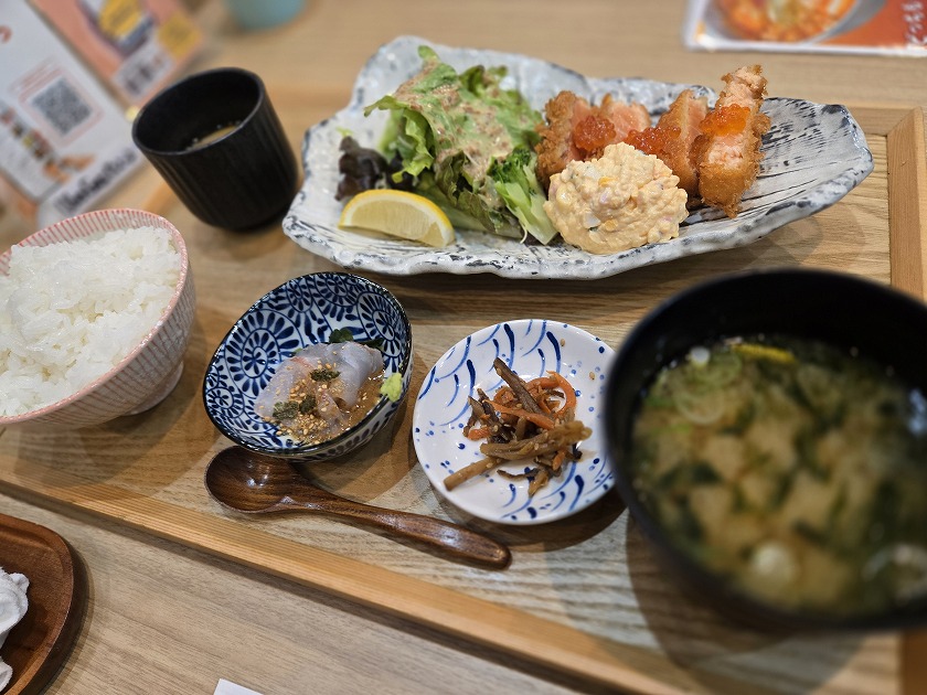 サーモンレアカツ定食