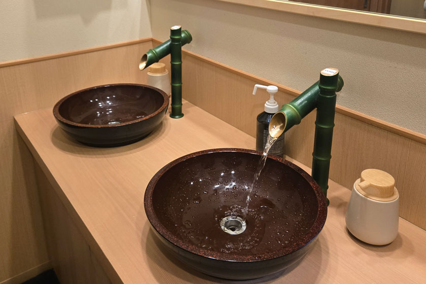 竹を模した蛇口と、和の趣ある洗面台