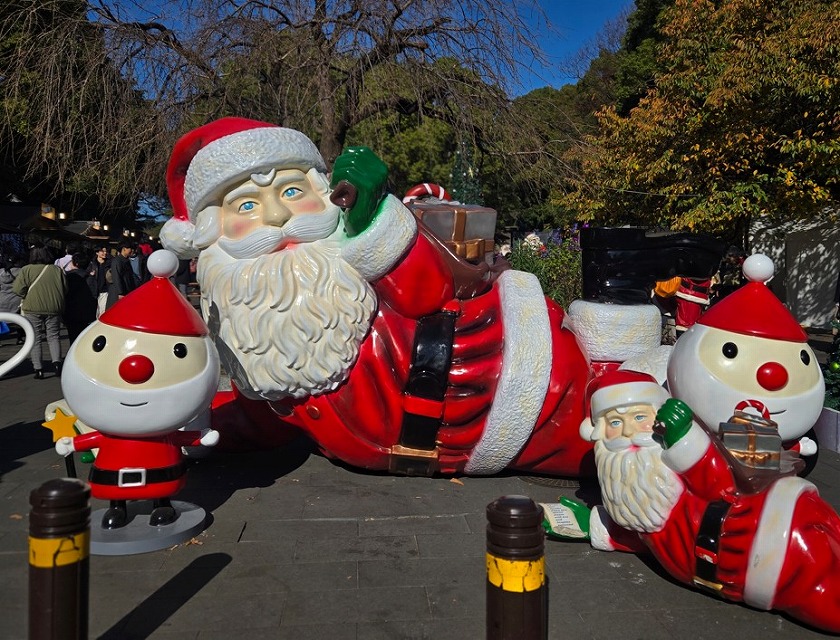 巨大なサンタクロース像