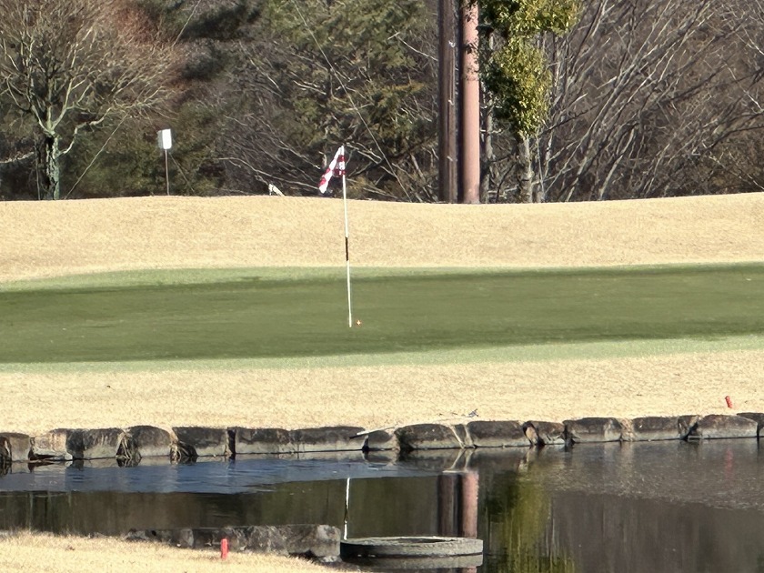 名物最終18番ホール池越えショート　あわやホールインワン