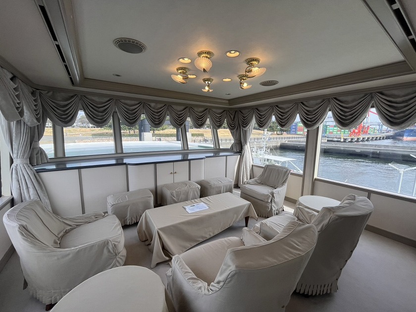 豪華で落ち着いた船内のソファ席