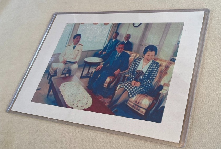 船内に飾られた上皇ご夫妻の写真